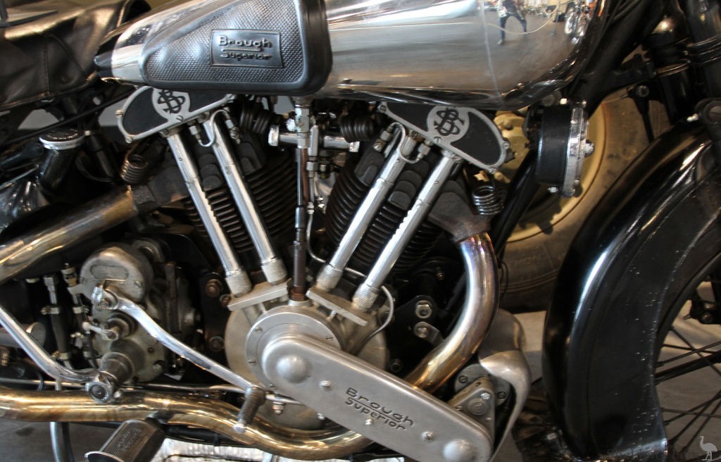 Brough-Superior-1939-990cc-TMu-PMi.jpg