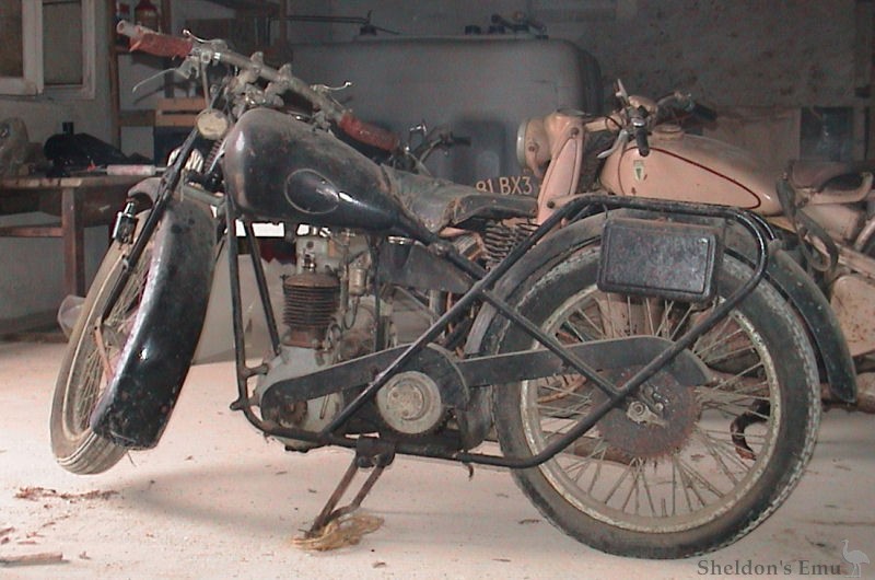 Mystery-bike-with-DKW-in-background.jpg