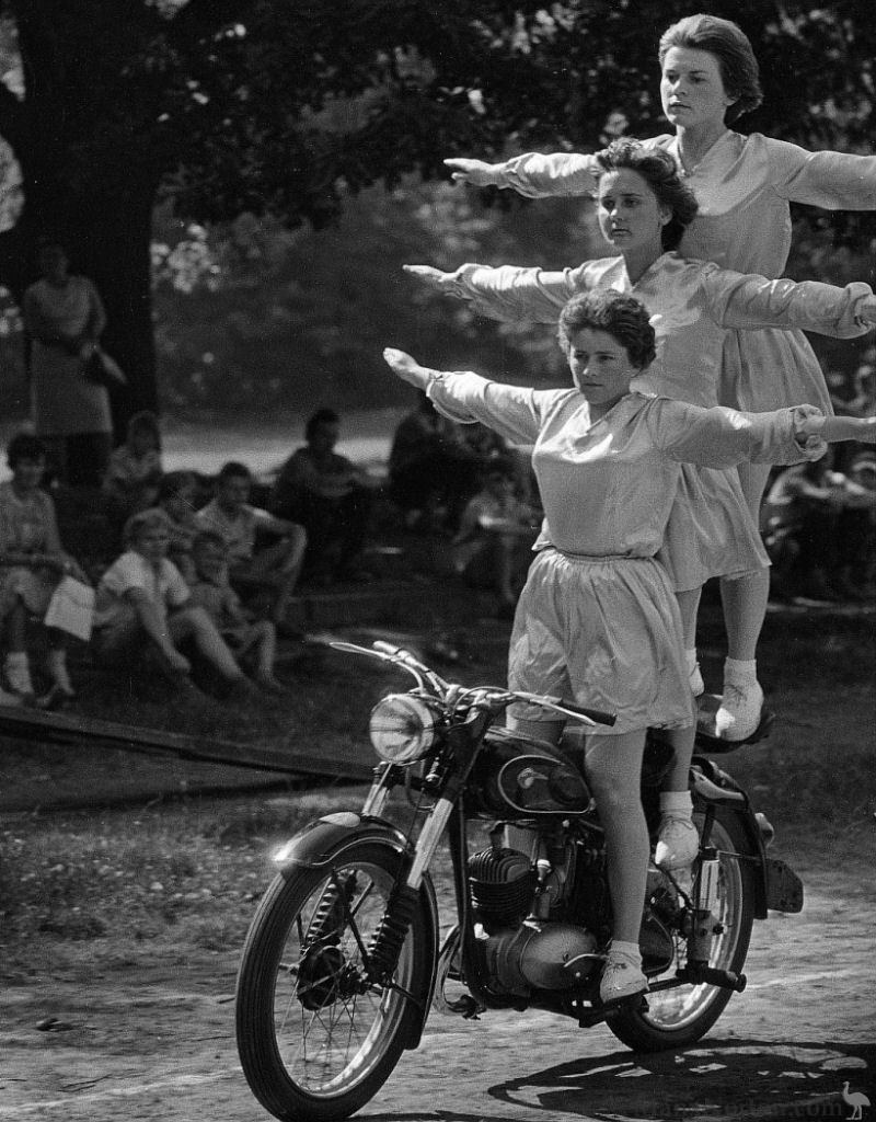 MZ-1958c-RT125-2-Stunt-Women-SLUB.jpg