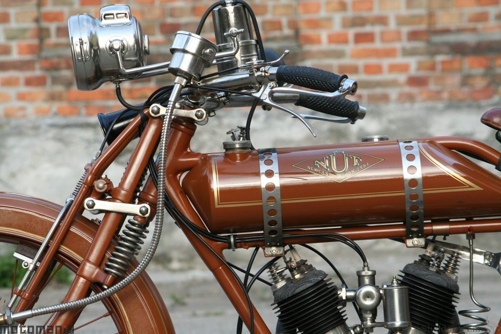 Nut-1921-500cc-V-Twin-Motomania-6.jpg